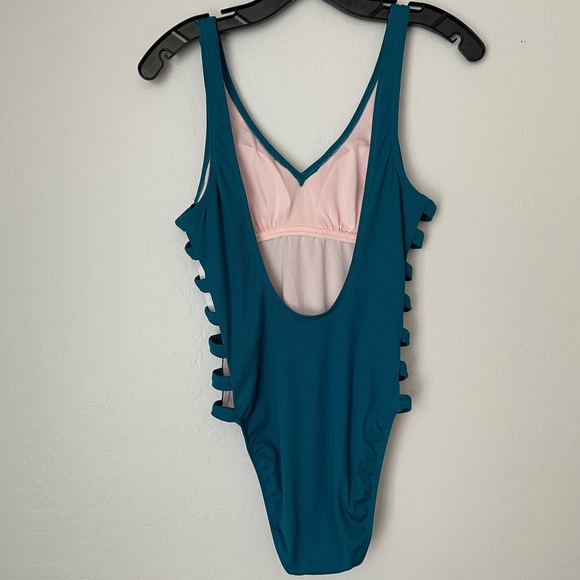 NWT Shade & Shore Medium Women's Ribbed Strappy Side One Piece Swimsuit - Picture 2 of 5